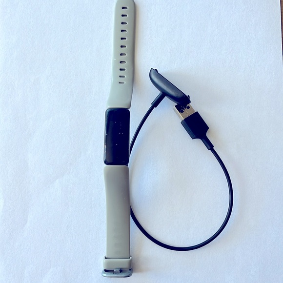 Fitbit Alta HR with charger and light grey band - Picture 1 of 4